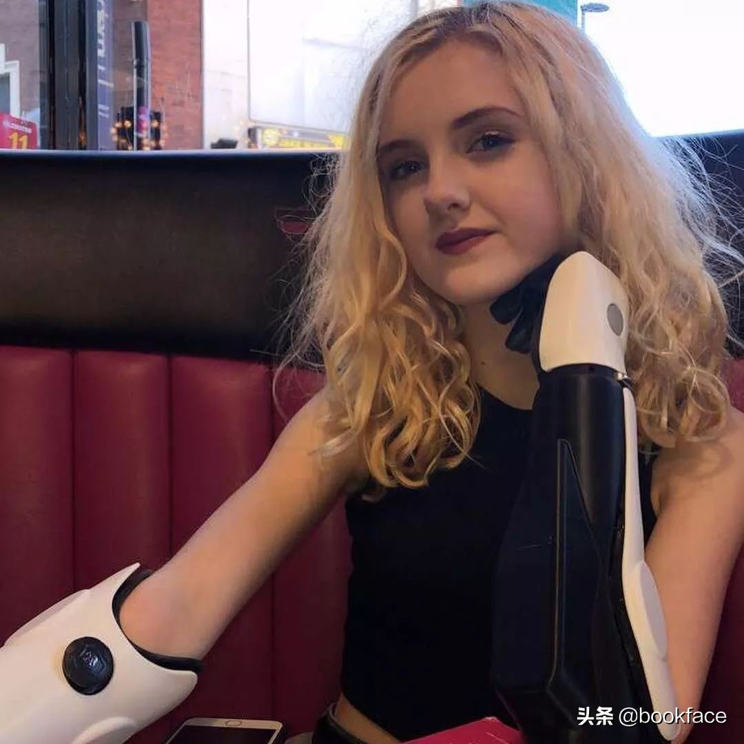 13岁无臂女孩成最酷“美妆博主”:不惧命运的人太酷了