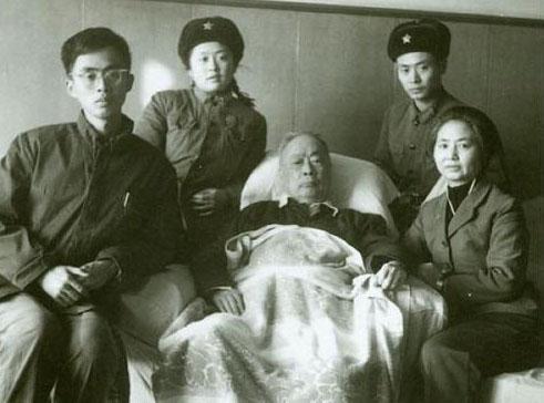 陈毅追悼会上，毛*东泽**看见一老汉所作挽联，托周恩来给他安排工作