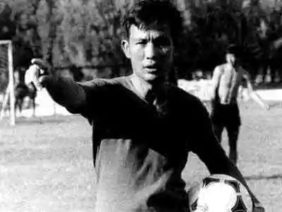 从顽劣少年到一代枭雄,从懵懂无知的顽童到青年