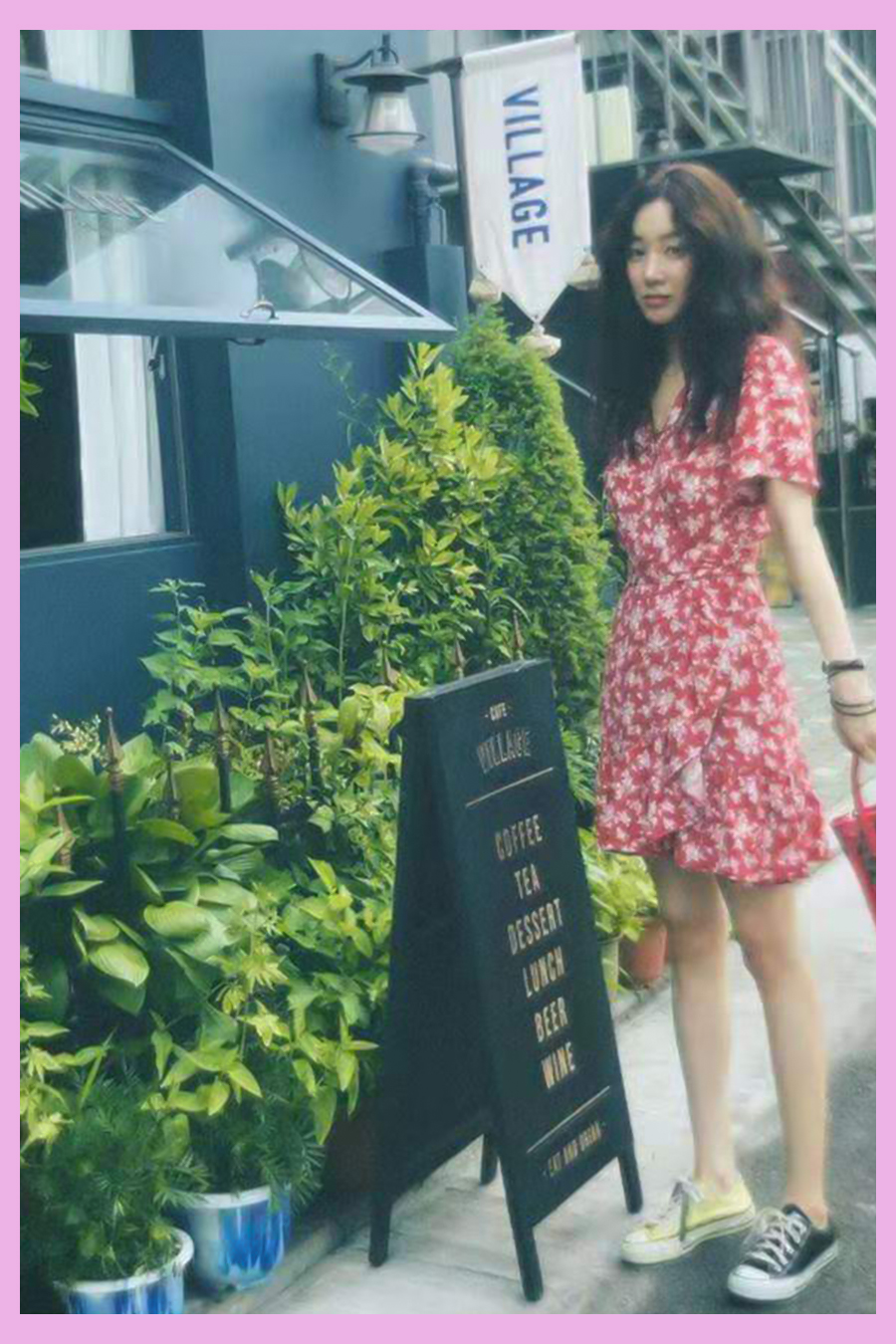 郑丽媛夏日穿搭，被小卷毛圈粉，这样的韩国小姐姐请给我一沓