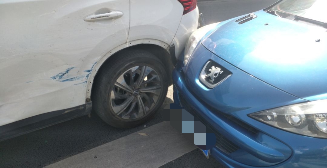 对方全责更换车门还是钣金喷漆,把对方车剐蹭了对方说要更换车门