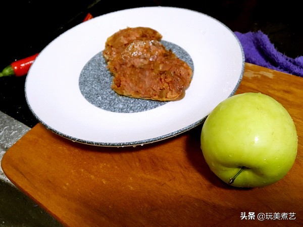 就地取材，用天然小肠灌出的香肠，再接受腊月洗礼，香辣到没朋友