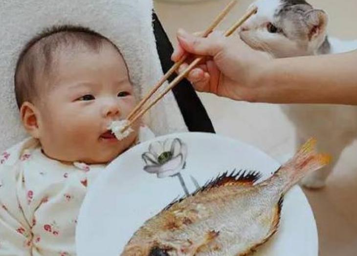 孩子异物卡喉妈妈及时救治,孩子卡喉妈妈机智施救朋友圈