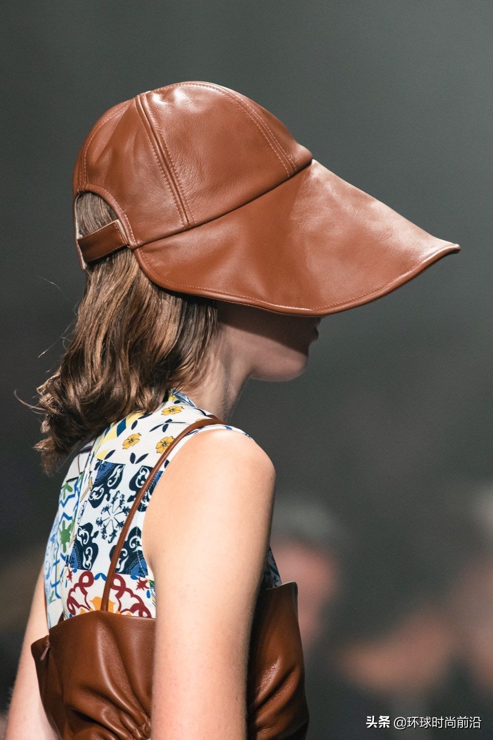 适合冬季脸大显脸小的帽子 (大圆脸适合什么帽子秋冬)