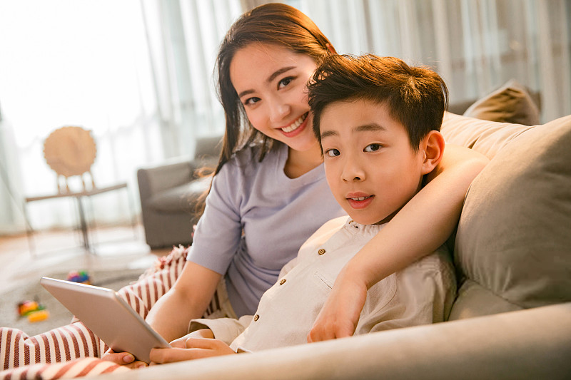 摸奶的习惯娃就是改不掉,宝妈很头疼,几种方法教孩子戒掉瘾