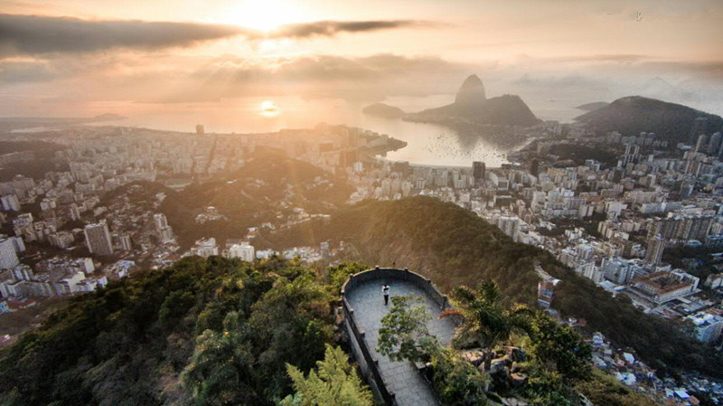 疫情下的巴西，天堂与地狱仅一街之隔，同在耶稣庇佑下的两种人生