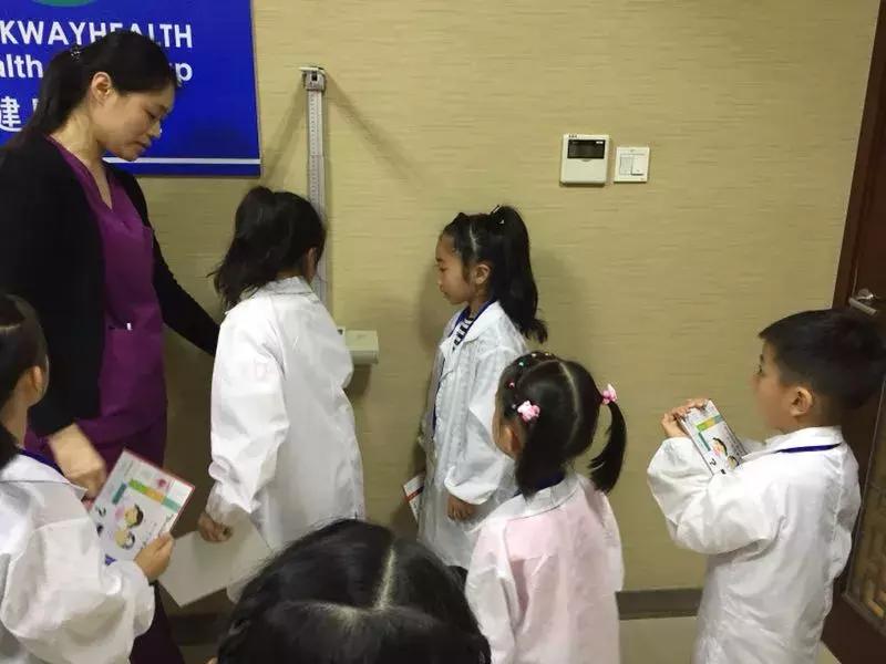 “DoctorFor-A-Day”：小问号携手知名品牌-新加坡“百汇医疗”