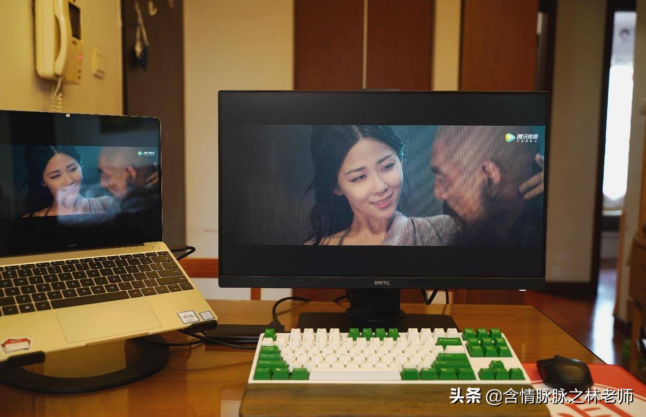 办公桌面打造,笔记本桌搭外接显示器精致布局