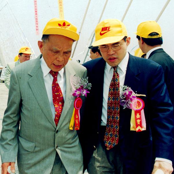 砸几十亿在荒无人烟之地建城，14年才赚3000万，今地皮赚回数千亿