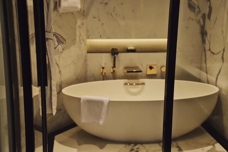 住进这座香港潮牌酒店，像是完成了一趟艺术旅行