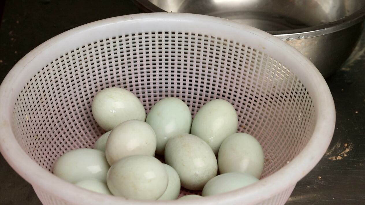 老妈腌咸鸡蛋的视频,妈妈腌咸鸭蛋的腌制方法