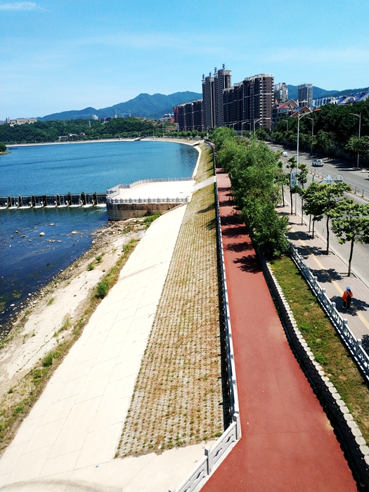 21年前本溪驻军无偿修建了一条太子河大坝如今变成一条滨河景观道