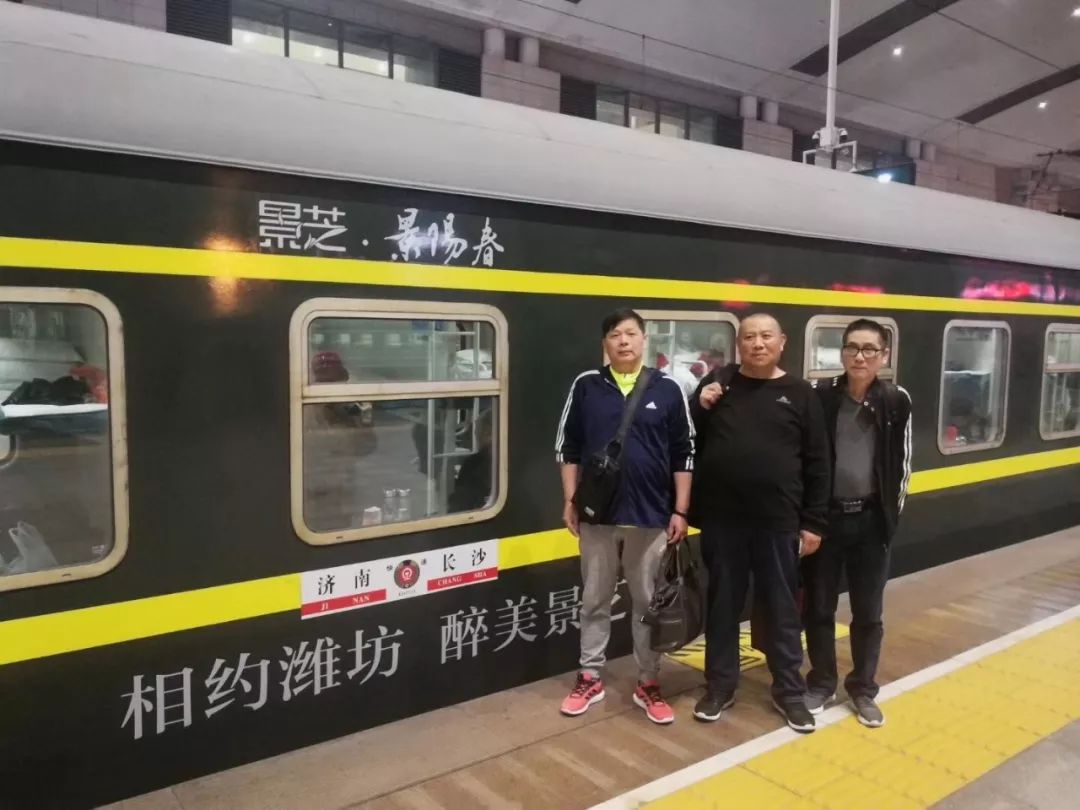 武汉卓尔球迷远征南京,从武汉开往省外的火车