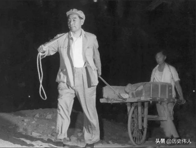 修建十三陵水库时，周恩来参加义务劳动：我作为总理就该多拉几车