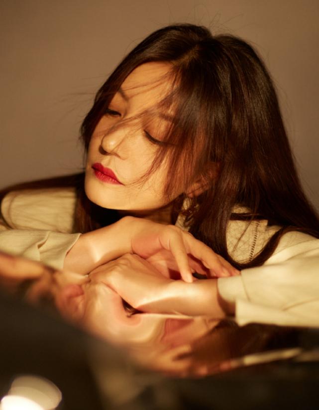 四十五岁的赵薇越来越年轻,42岁赵薇逆生长筷子腿太抢镜