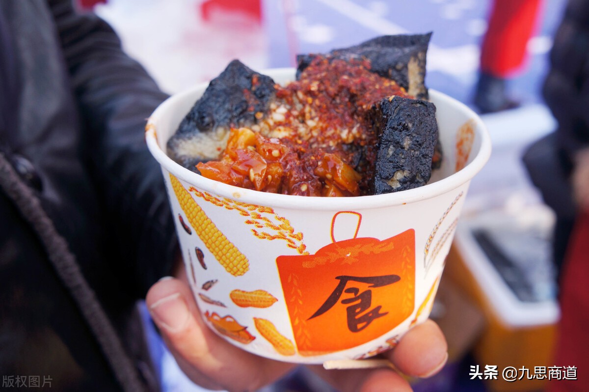 小伙卖臭豆腐,年赚千万的卖臭豆腐模式