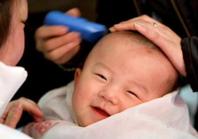 天热,没满月的宝宝满头大汗,宝妈出奇招!网友:不能剃头吗?