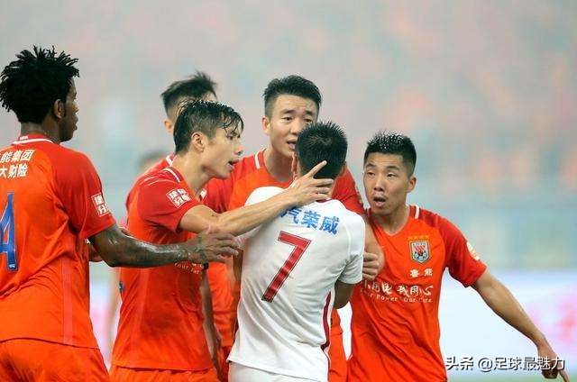 武磊被推,武磊被质疑越位