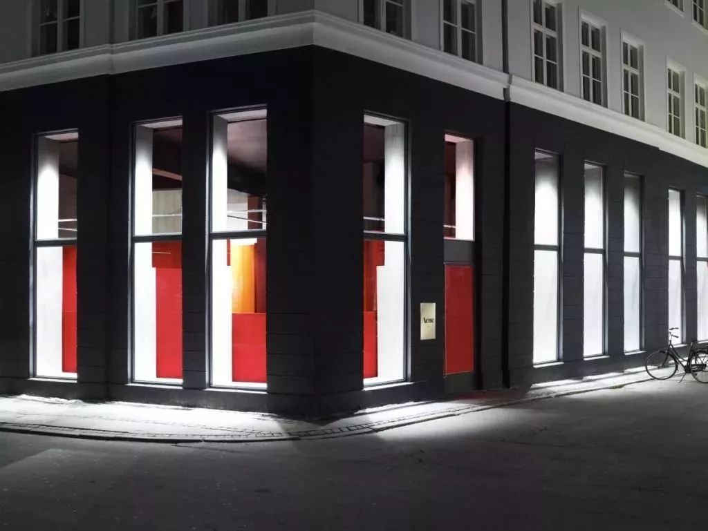 全球仅50多家店、年销售2亿欧元的Acne，门头竟然无LOGO？