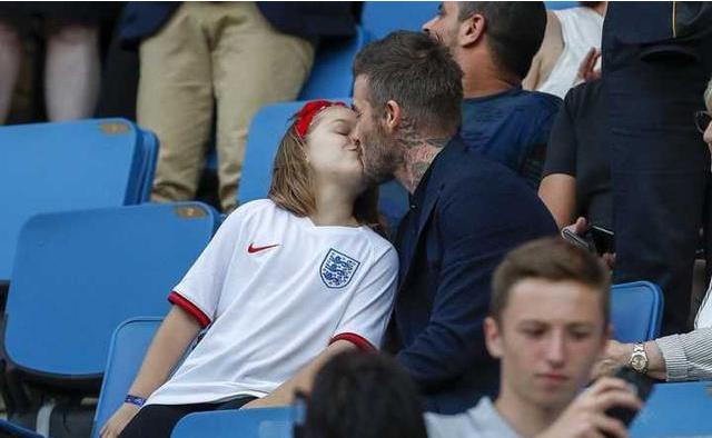 和女儿亲吻引争议,穿西装居然配拖鞋?大儿子的造型还被吐槽