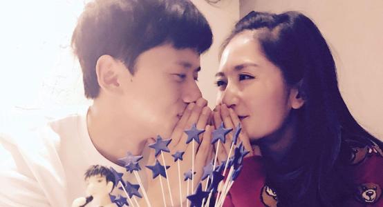 谢娜秀马甲线怀二胎,谢娜挺孕肚的照片