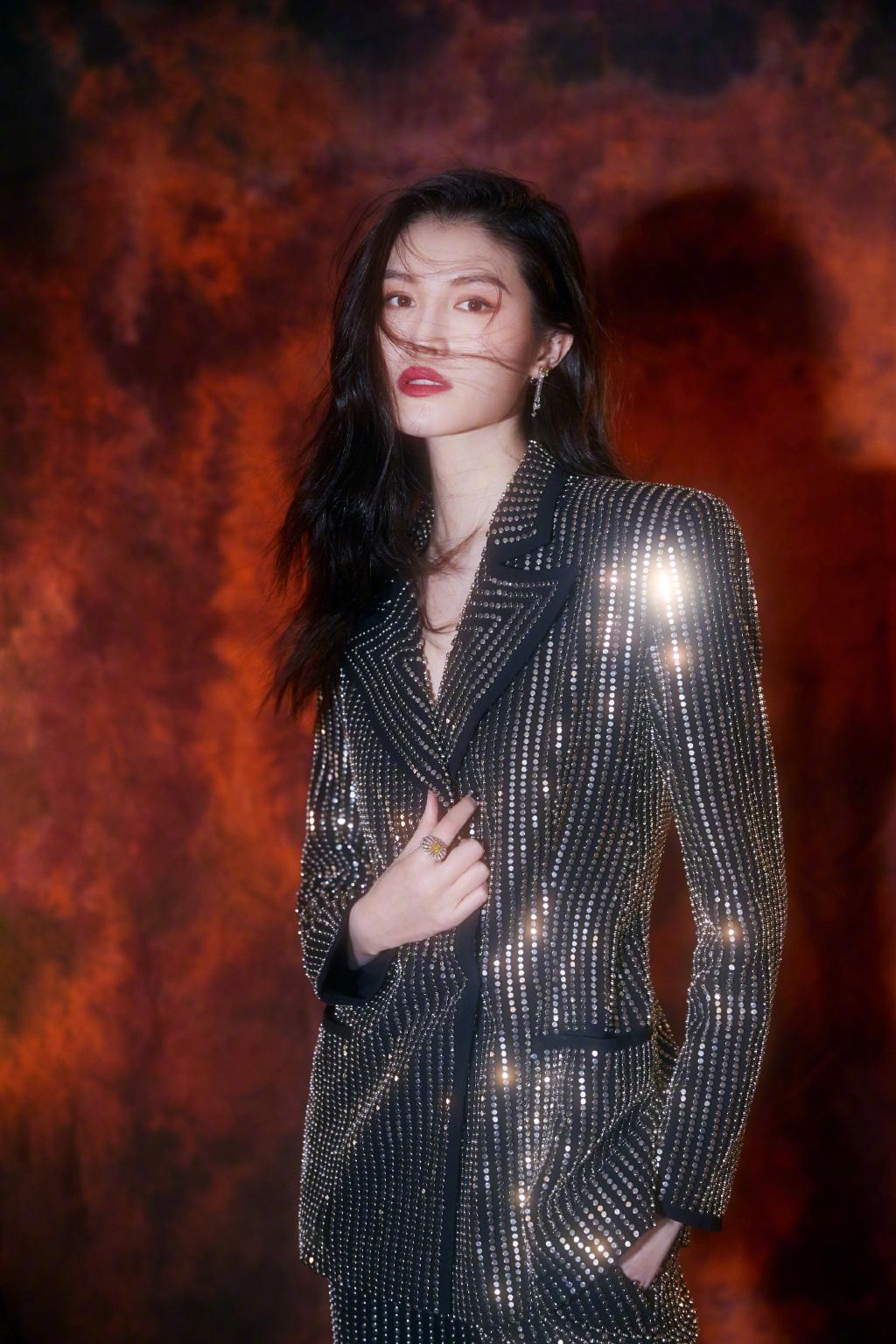 何穗白得发光老爹裤西装超模气场,超模何穗穿吊带裙