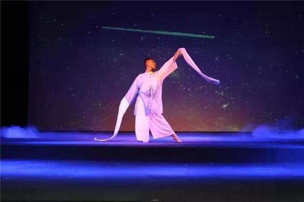 喀麦隆人、韩国人、菲律宾人……他们如何创造监狱里的《心梦》?