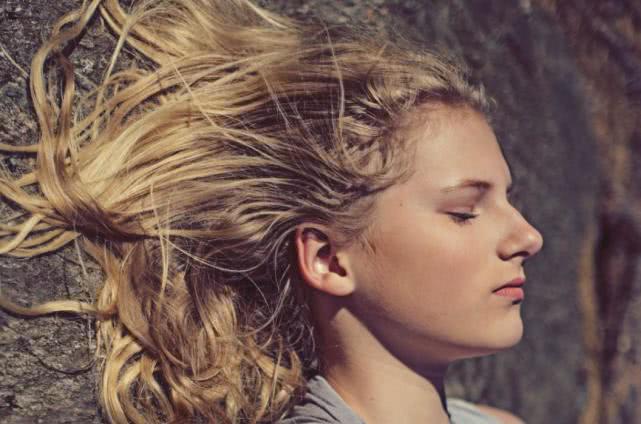 高情商女生怎么和男生说睡觉了,怎么高情商告诉对方我要睡了