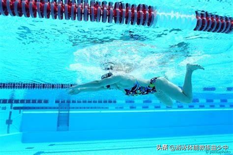 蛙泳教学全流程,蛙泳翻身蹬墙教学