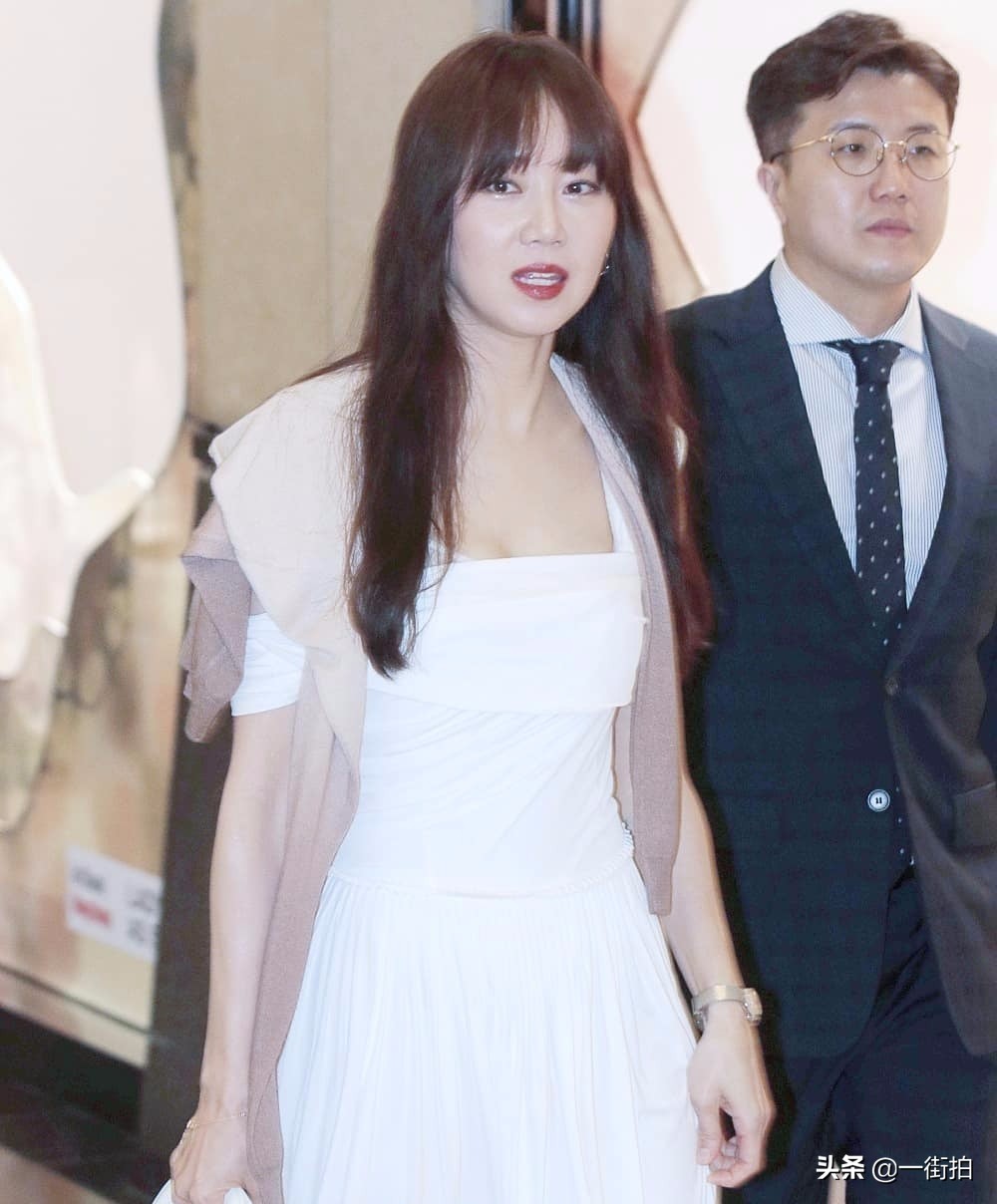 闫妮穿红色连衣裙,闫妮的碎花裙