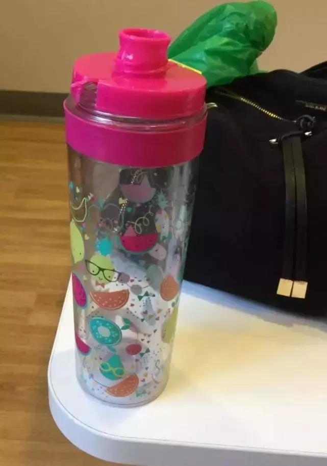 孩子舌头被饮料瓶困住,小孩喝水舌头被卡杯盖