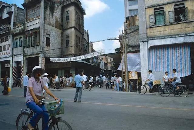 代沟潜台词是什么意思,父母和子女的啼笑皆非的代沟