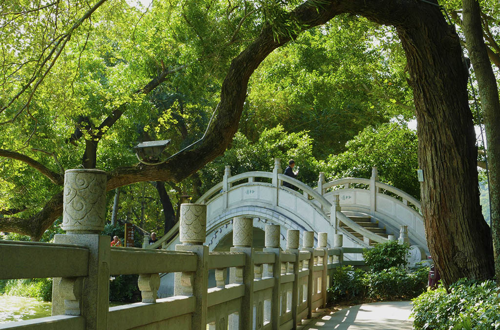 惠州西湖苏东坡小妾墓,惠州西湖和苏东坡有什么关系