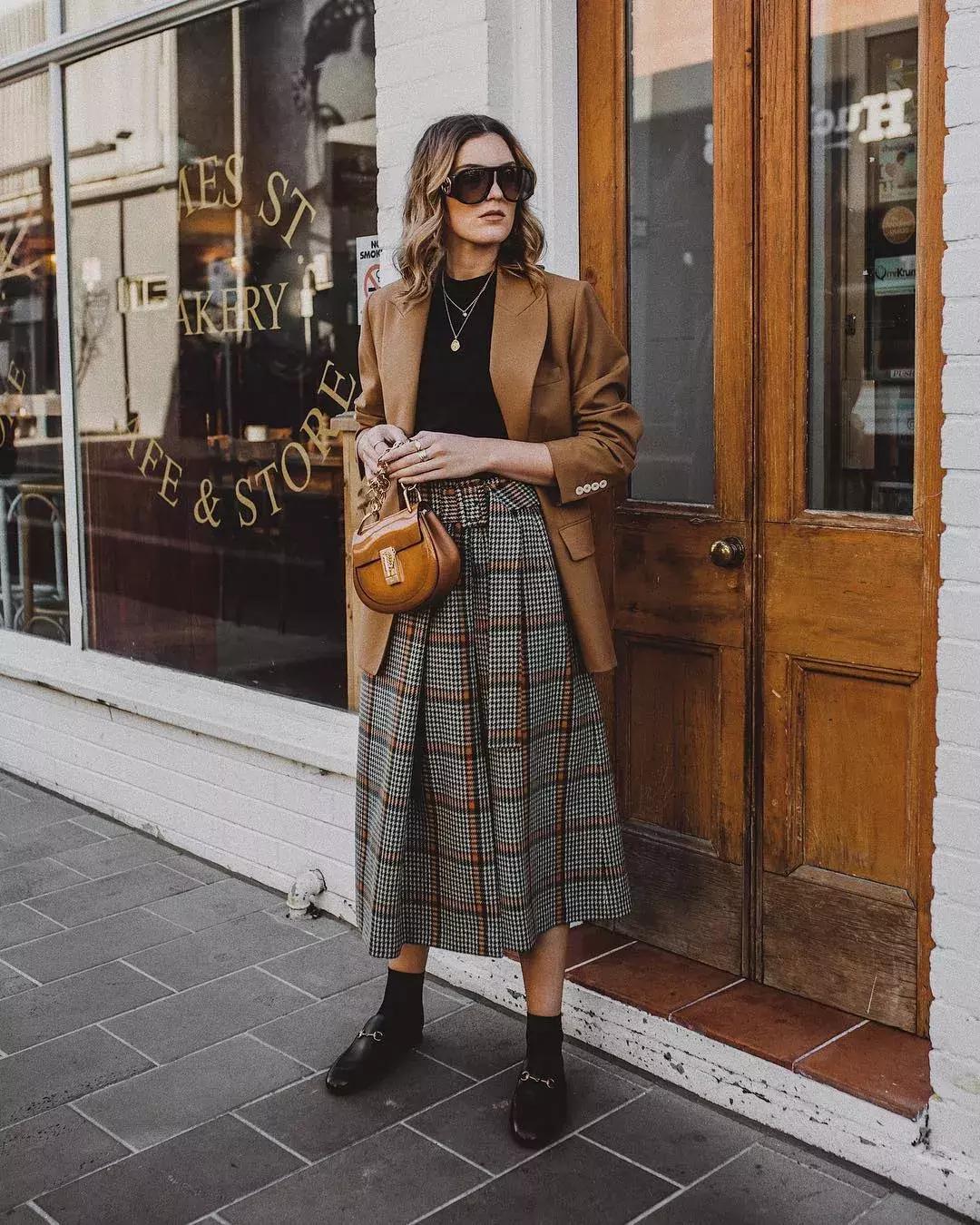 别再露脚踝了今年露袜才是王道,今年流行的露袜穿搭你知道吗