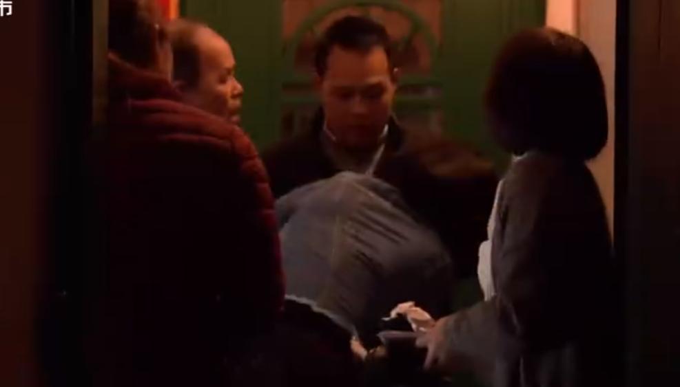 女儿结婚大摆宴席,亲生父亲却不知情,干妈成了主持人