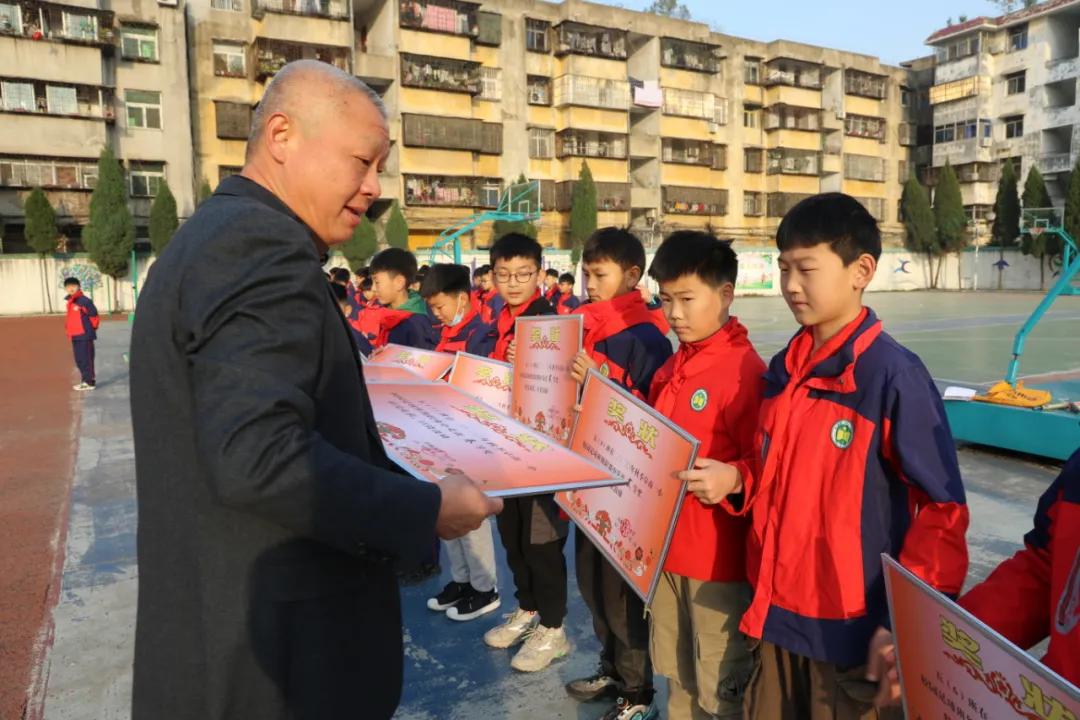 与足球相伴,与快乐同行与快乐相伴