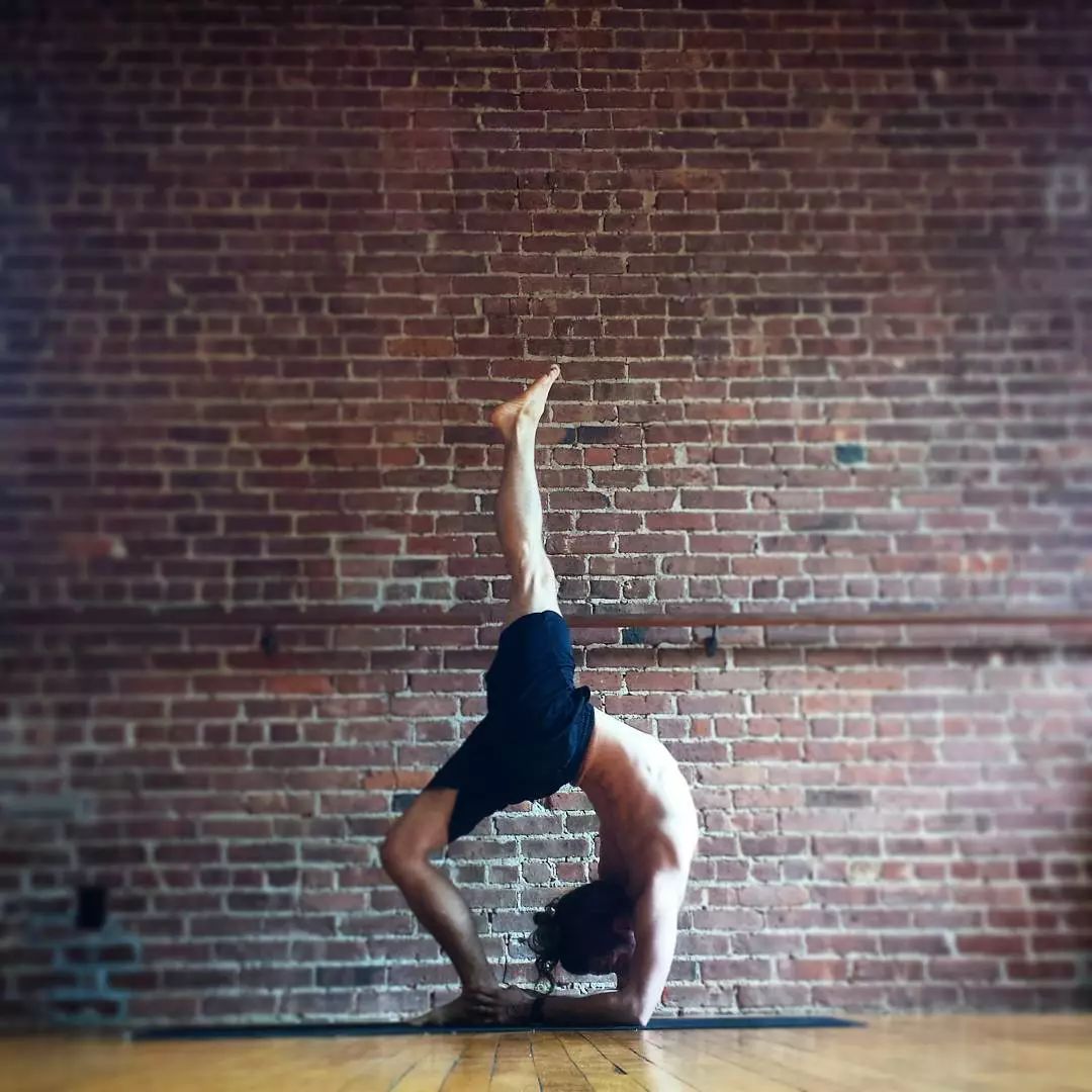 把厚外套穿了个遍，还是冻手冻脚，还差这些体式让身体“热”起来