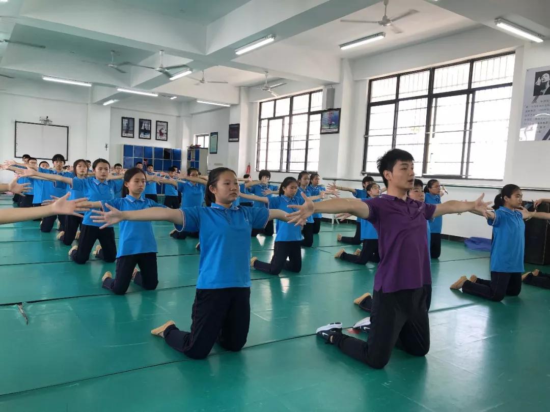 万宁这所学校兴趣班喜结硕果艺术节开出多彩花