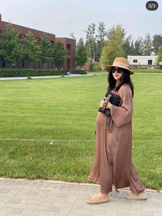 朱珠马场照片,朱珠亮相穿价值3万睡衣遮孕肚