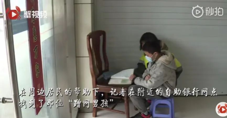 7岁女童案板下学习一个月走红,湖北7岁女孩躲菜市场案板下上课