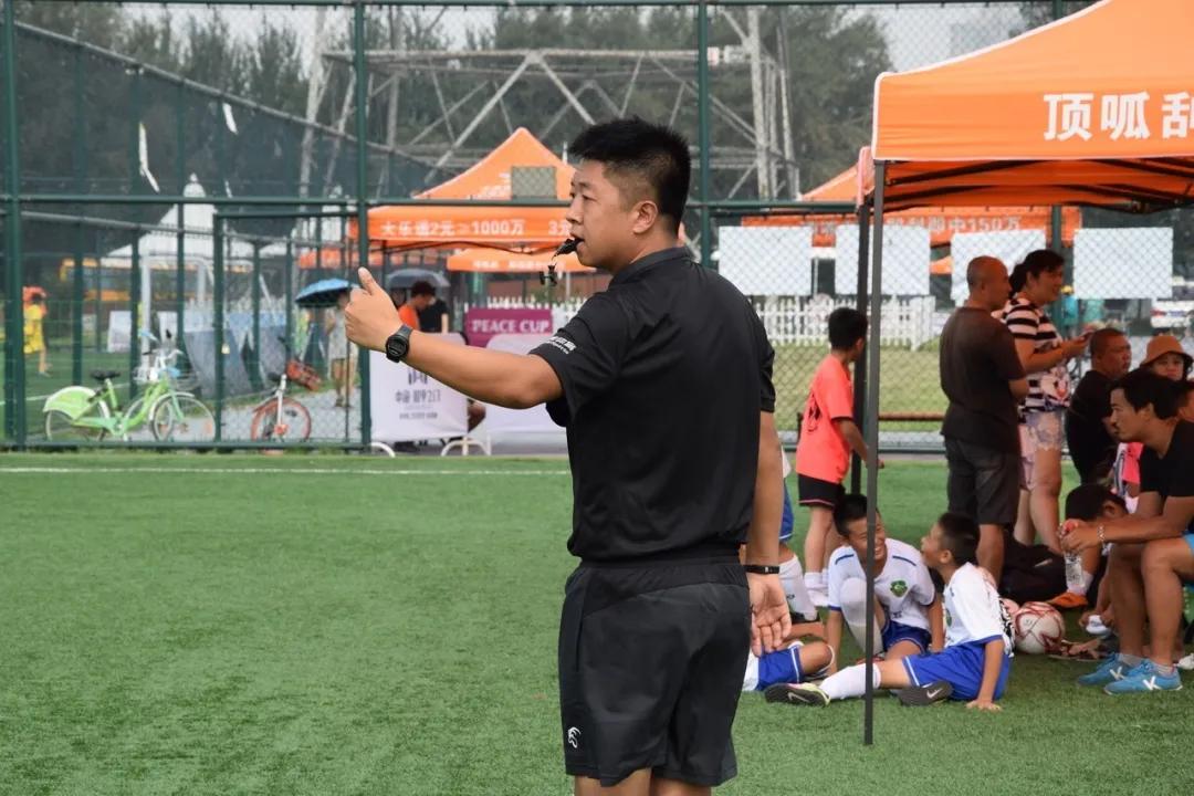 特写｜这么水平高、英语溜、培训强的裁判上哪儿找？