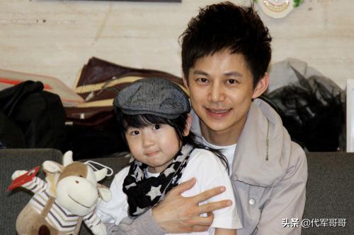 何炅当街牵手摸脸,何炅与神秘男子深夜街头亲密互动