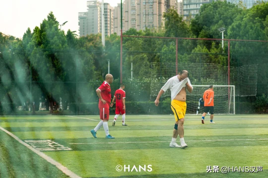 你在武汉球场边吼一嗓，就会认识一位带头大哥