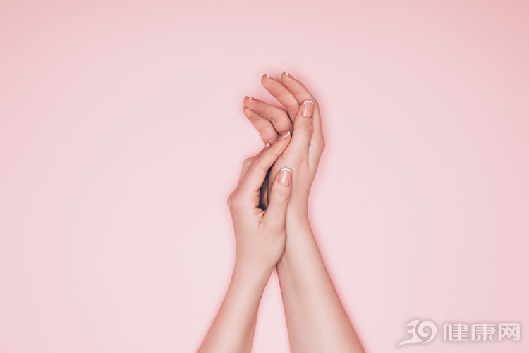 手脚一到夏天就脱皮发痒还长颗粒,手脚一到夏天脱皮起泡痒