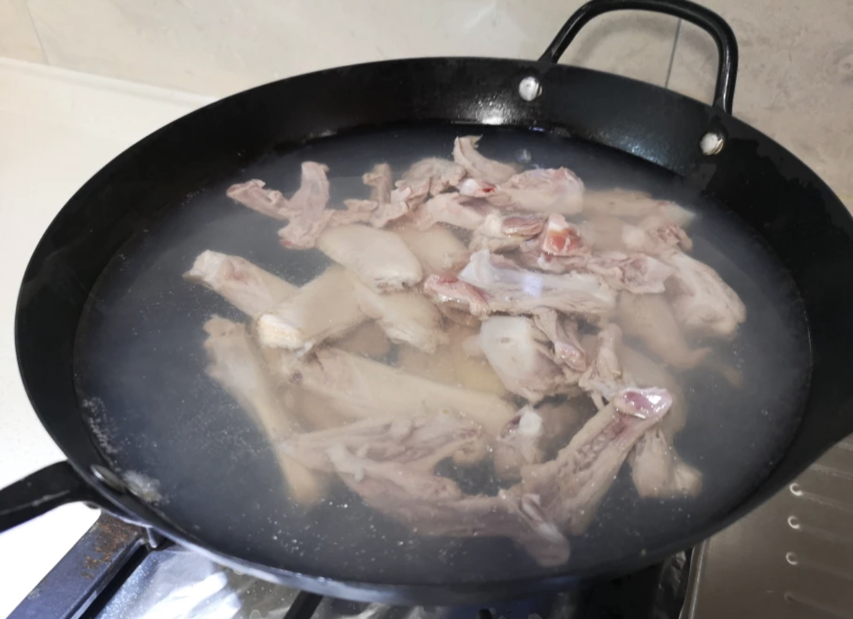 周黑鸭卤鸭翅和锁骨,周黑鸭甜辣卤鸭翅