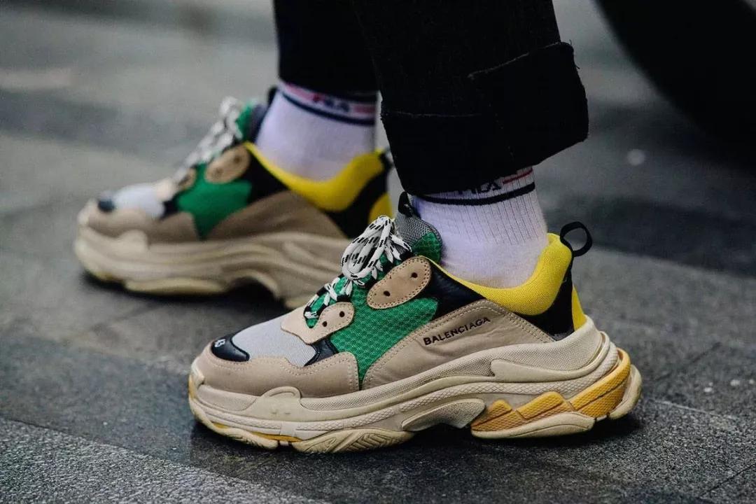 2020十大最火潮鞋百搭,2018最火的4双鞋穿上时髦一整年