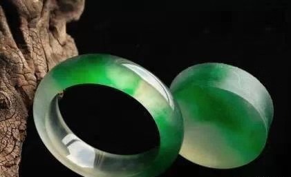 翡翠手镯基本知识大全,翡翠手镯的鉴赏方法和技巧