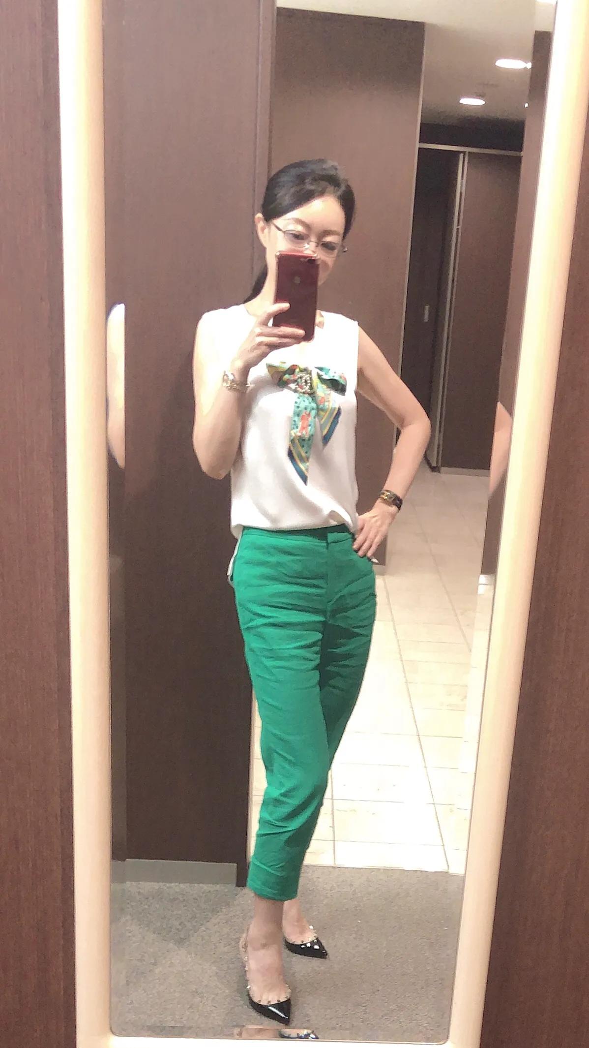 今天来个爱马仕的小丝巾搭配穿搭