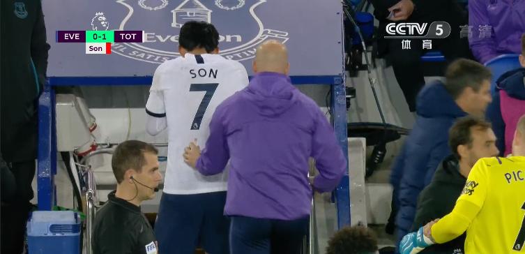 孙兴慜受伤带血头球,孙兴慜铲断戈麦斯后又对谁放铲