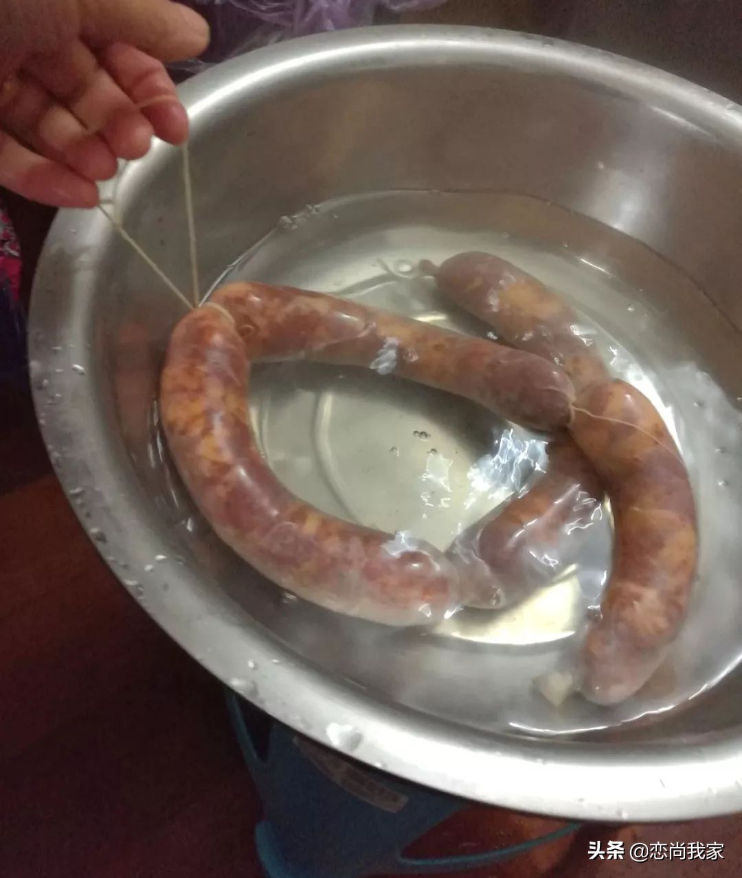 又到腌晒腊肉香肠的季节,又到了灌香肠腌腊肉的季节